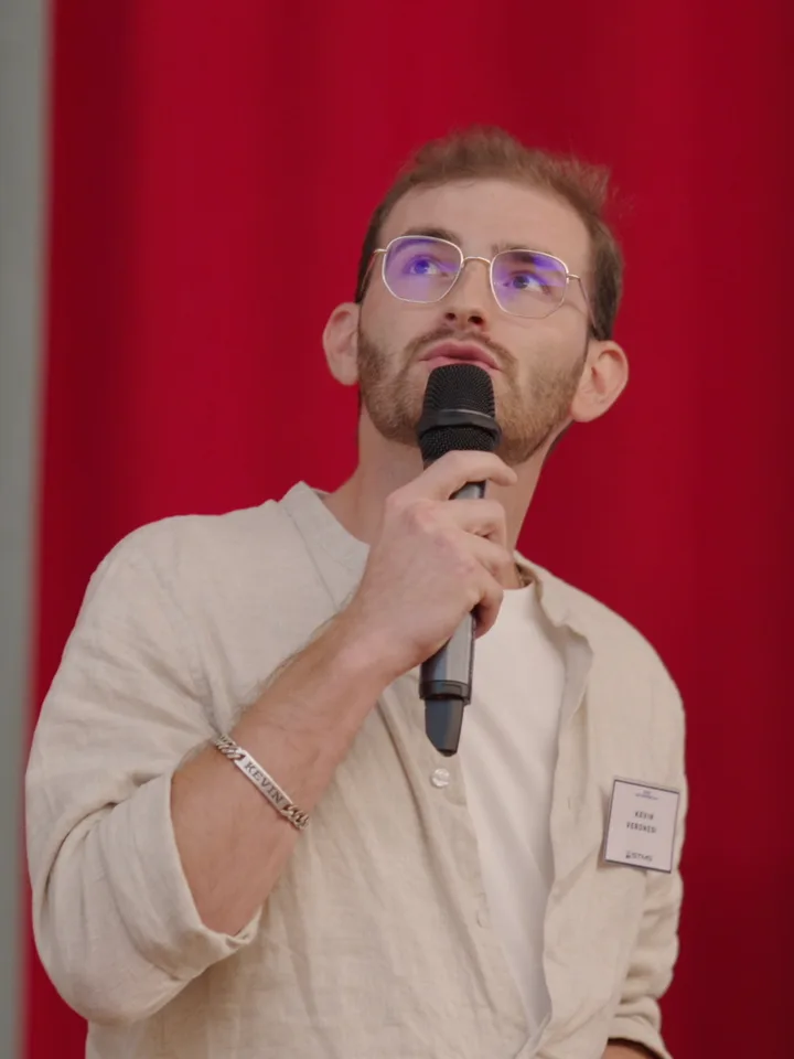 Kévin speaking at a conference